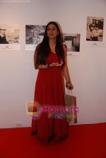 Tabu at Anupam Kher_s art exhibition in Bandra on 7th Sept 2010 (3).JPG